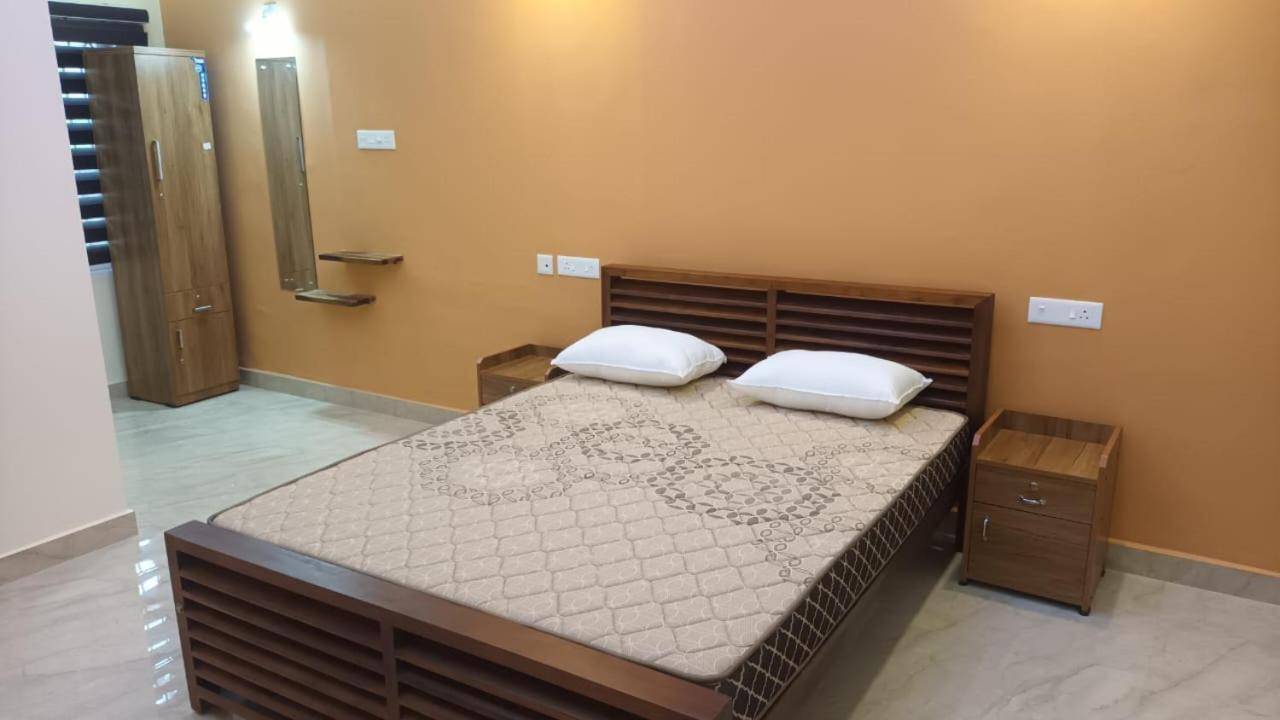 โฮเต็ล อีสต์ โคสต์ Hotel Thiruvananthapuram ภายนอก รูปภาพ